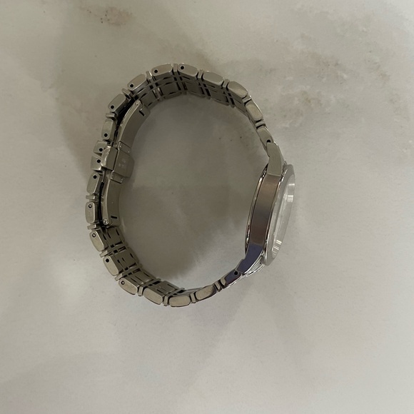 BURBERRY
Heritage Diamond Mother of Pearl Dial Stainless Steel Ladies Watch - Picture 6 of 11